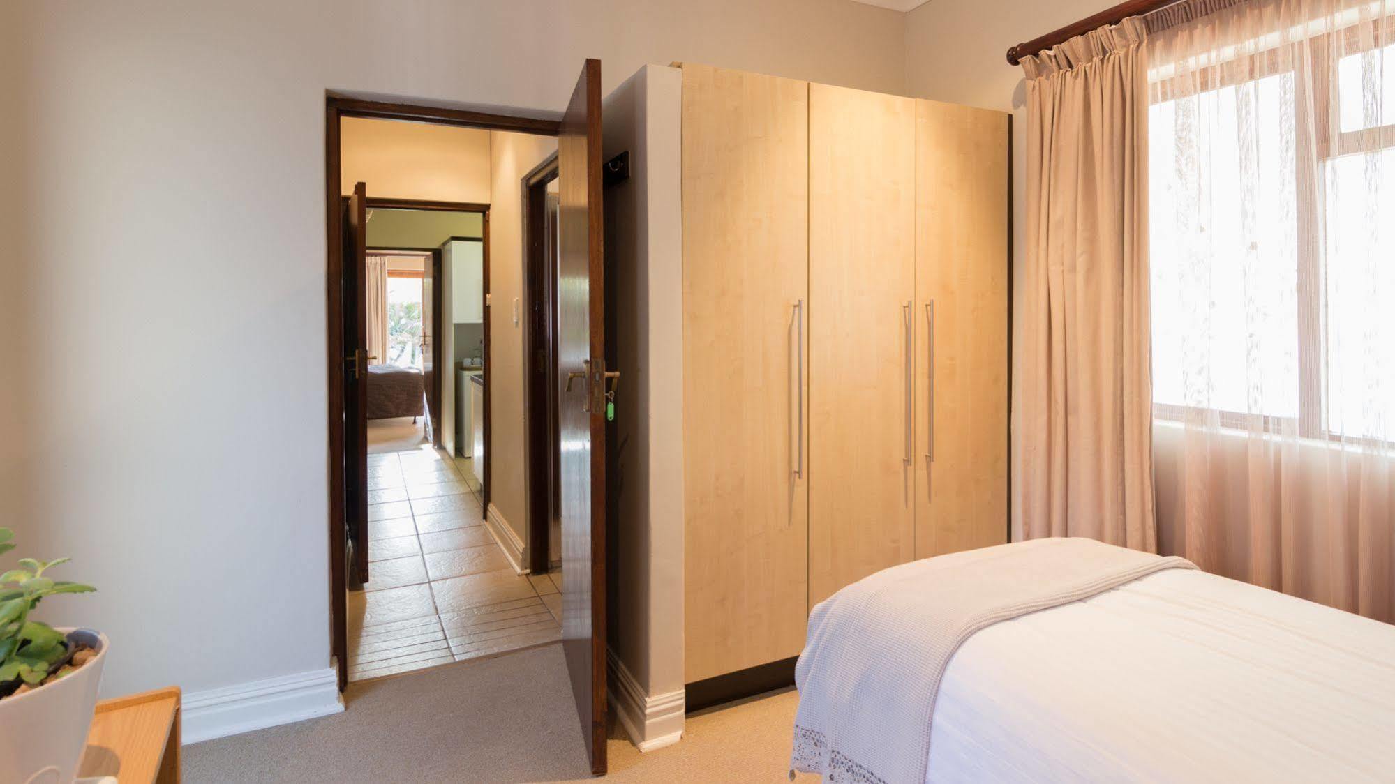 Manor 38 Hotel Порт Елизабет Екстериор снимка