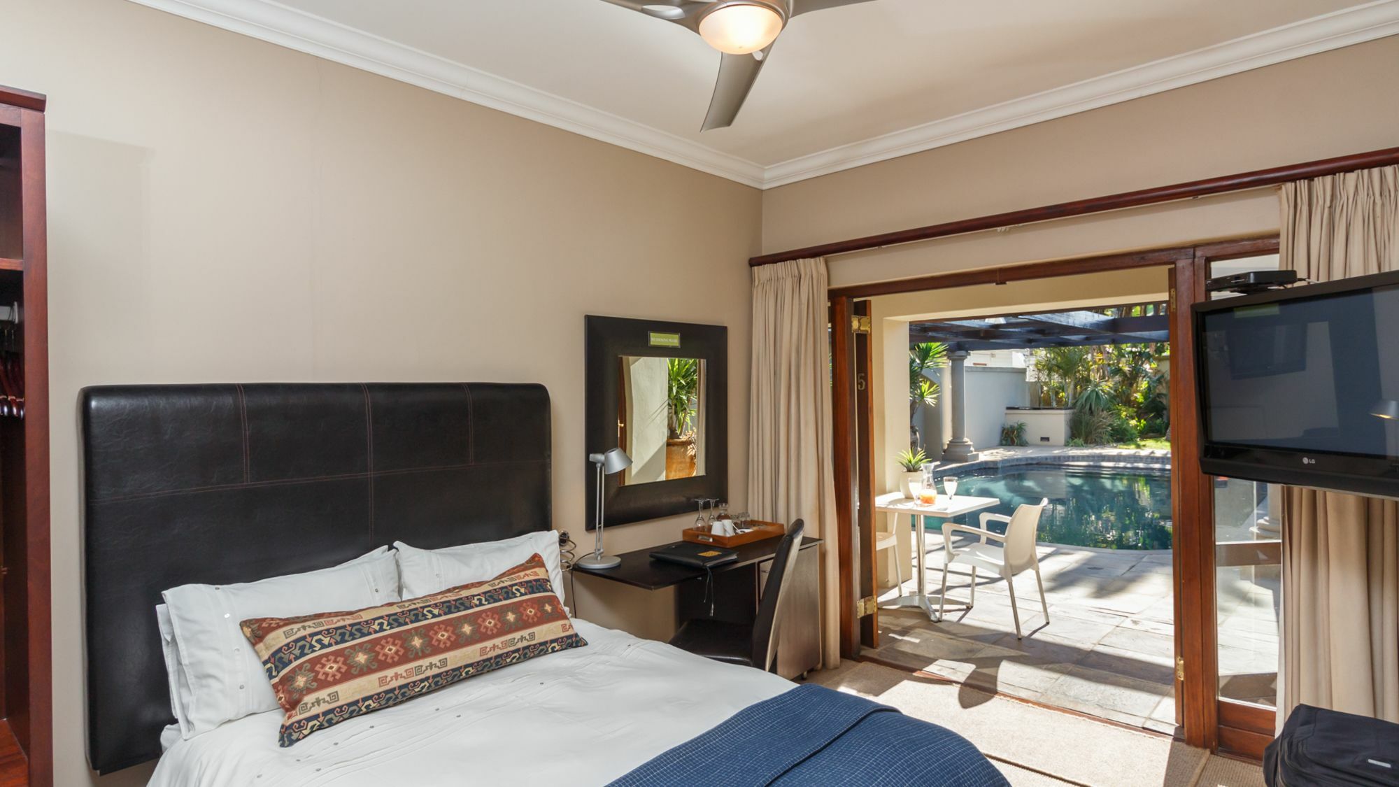 Manor 38 Hotel Порт Елизабет Екстериор снимка